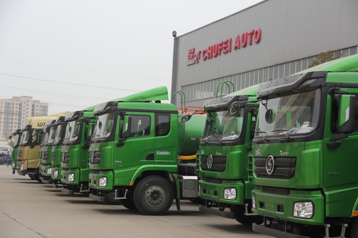 新年新氣象，2018年首批批量訂單30臺(tái)新型泥漿半掛運(yùn)輸車