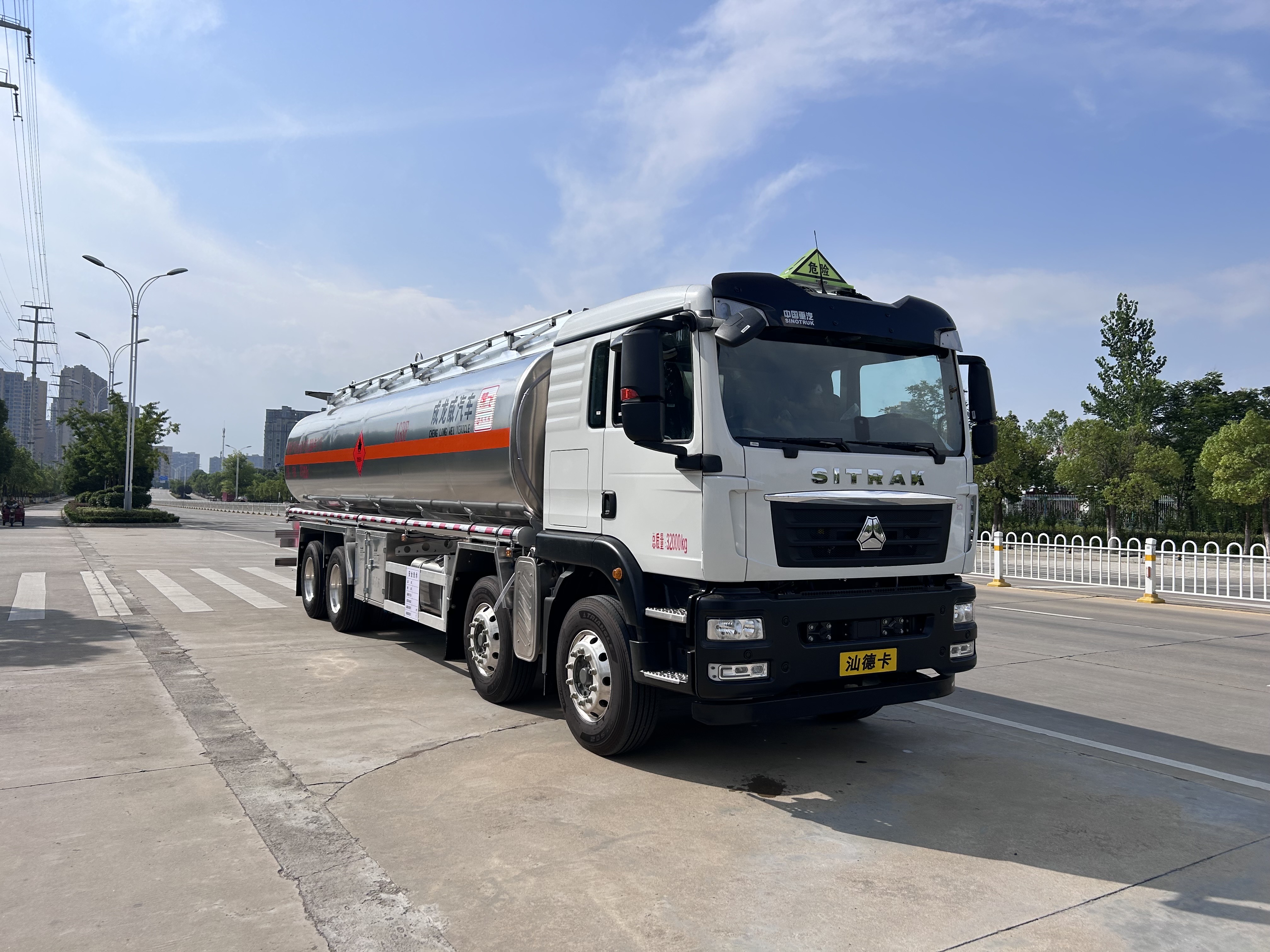 重汽汕德卡 30.2方加油車(鋁合金)